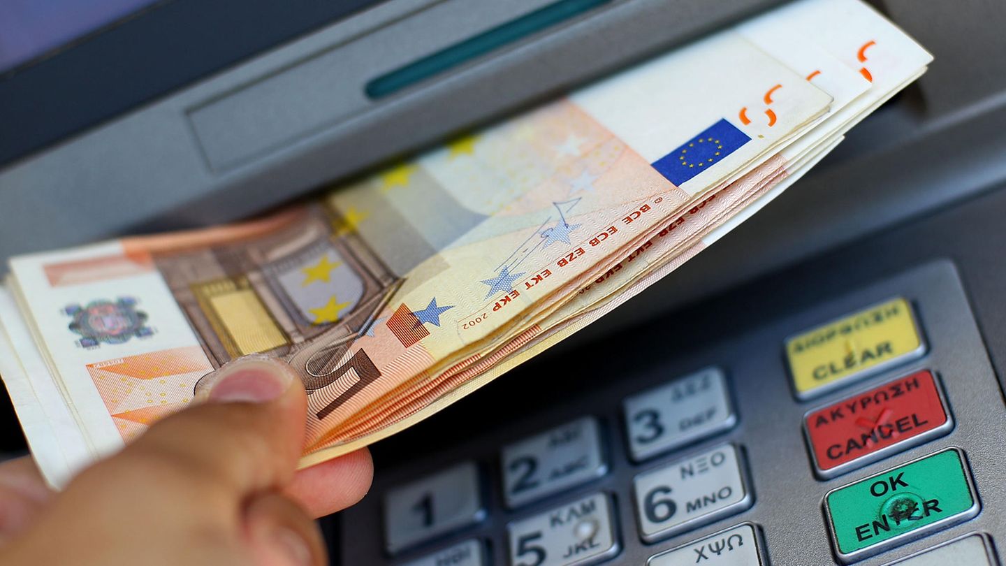 Kriminelle manipulieren Geldautomaten, sodass diese ihr gesamtes Bargeld ausgeben.