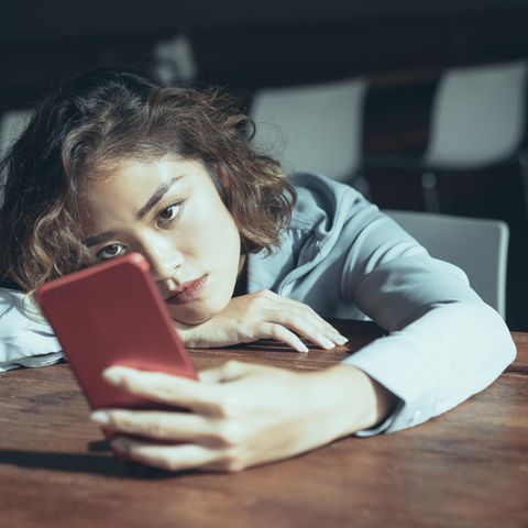Frau guckt auf ihr Handy