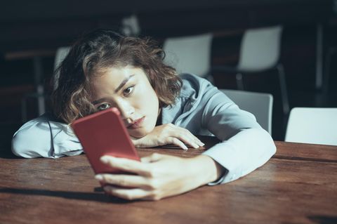 Frau guckt auf ihr Handy