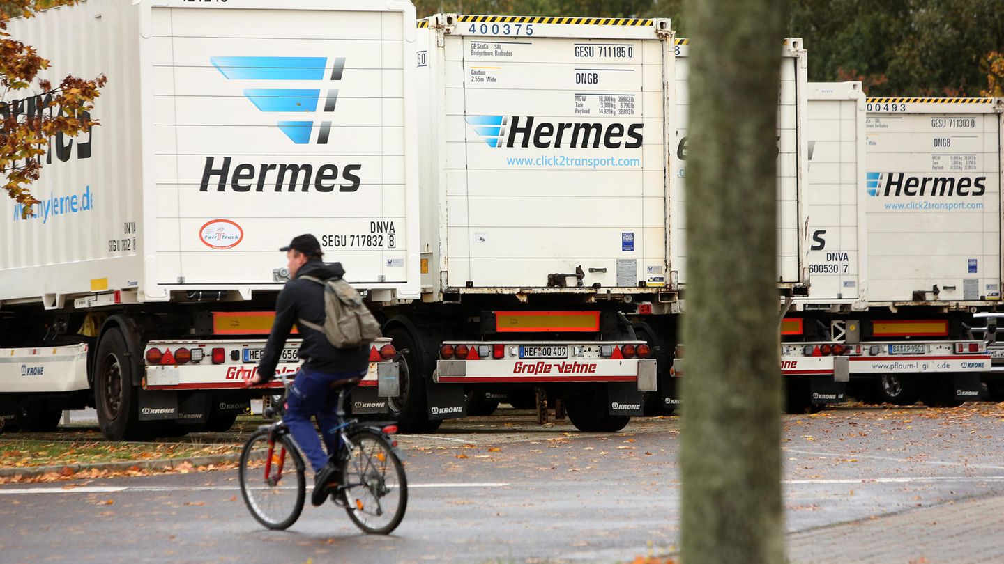 Ein Hermes-Mitarbeiter verlässt das Betriebsgelände. Der Paketdienstleister hat seine Arbeit inzwischen wieder aufgenommen.