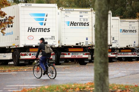 Ein Hermes-Mitarbeiter verlässt das Betriebsgelände. Der Paketdienstleister hat seine Arbeit inzwischen wieder aufgenommen.