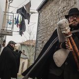 Männer in Hirtenkleidung und mit Dudelsack und Schalmei