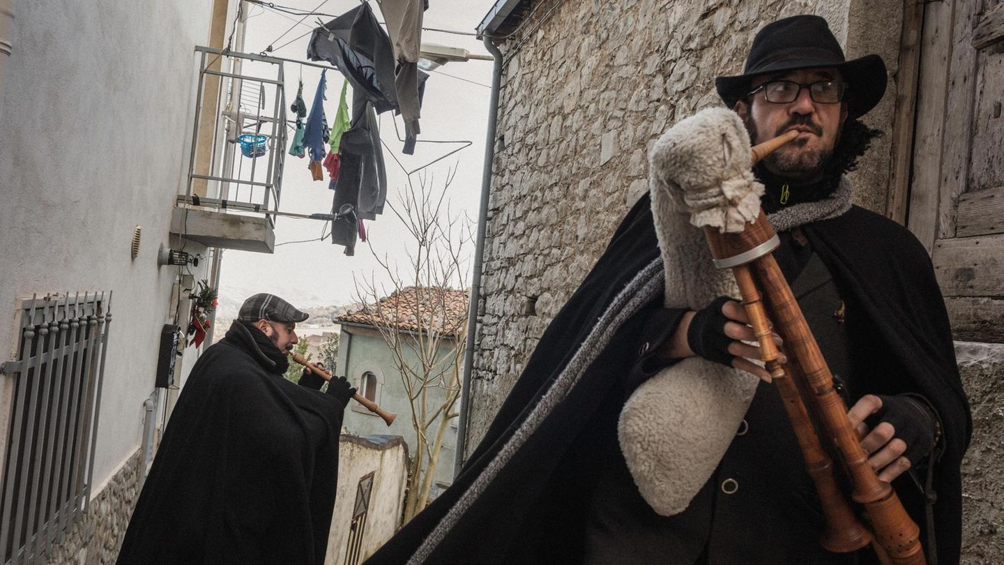Männer in Hirtenkleidung und mit Dudelsack und Schalmei