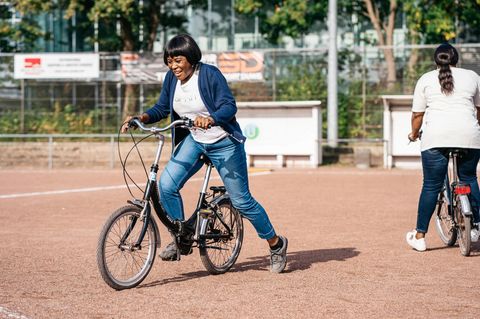Fahrradkurs: Flüchtlingsfrauen lernen in Hamburg Fahrrad fahren