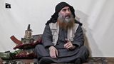 Abu Bakr al-Baghdadi sitzt im Schneidersitz