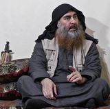 Abu Bakr al-Baghdadi sitzt im Schneidersitz