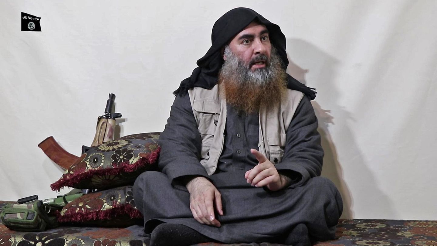 Abu Bakr al-Baghdadi Abu Bakr al-Baghdadi sitzt im Schneidersitz