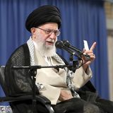 Ali Chamenei spricht in ein Mikrofon