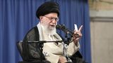 Ali Chamenei spricht in ein Mikrofon