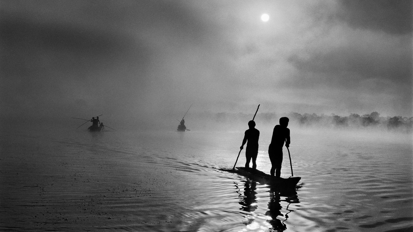 Eine Gruppe Waura-Indigener am Piulaga-See im Amazonasgebiet