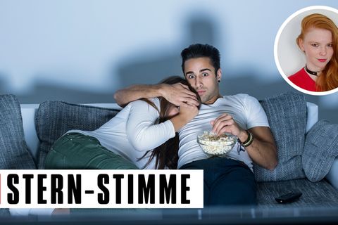 Paar auf einem Sofa, Mann hält der Frau die Augen zu
