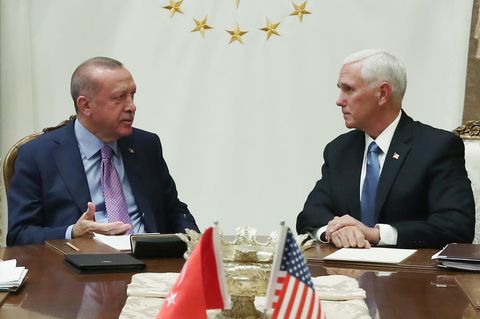 US-Vizepräsident Mike Pence (r.) einigt spricht mit dem türkischen Präsidenten Recep Tayyip Erdogan in Ankara
