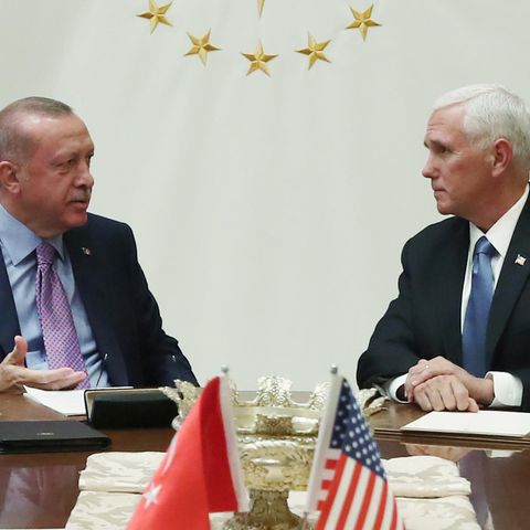 US-Vizepräsident Mike Pence (r.) einigt spricht mit dem türkischen Präsidenten Recep Tayyip Erdogan in Ankara
