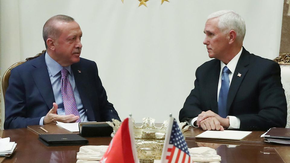 US-Vizepräsident Mike Pence (r.) einigt spricht mit dem türkischen Präsidenten Recep Tayyip Erdogan in Ankara