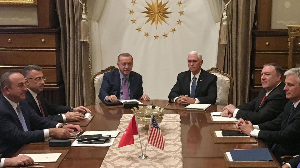 Der türkische Präsident Erdogan und US-Vizepräsident Pence am Verhandlungstisch