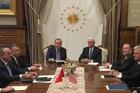 Der türkische Präsident Erdogan und US-Vizepräsident Pence am Verhandlungstisch