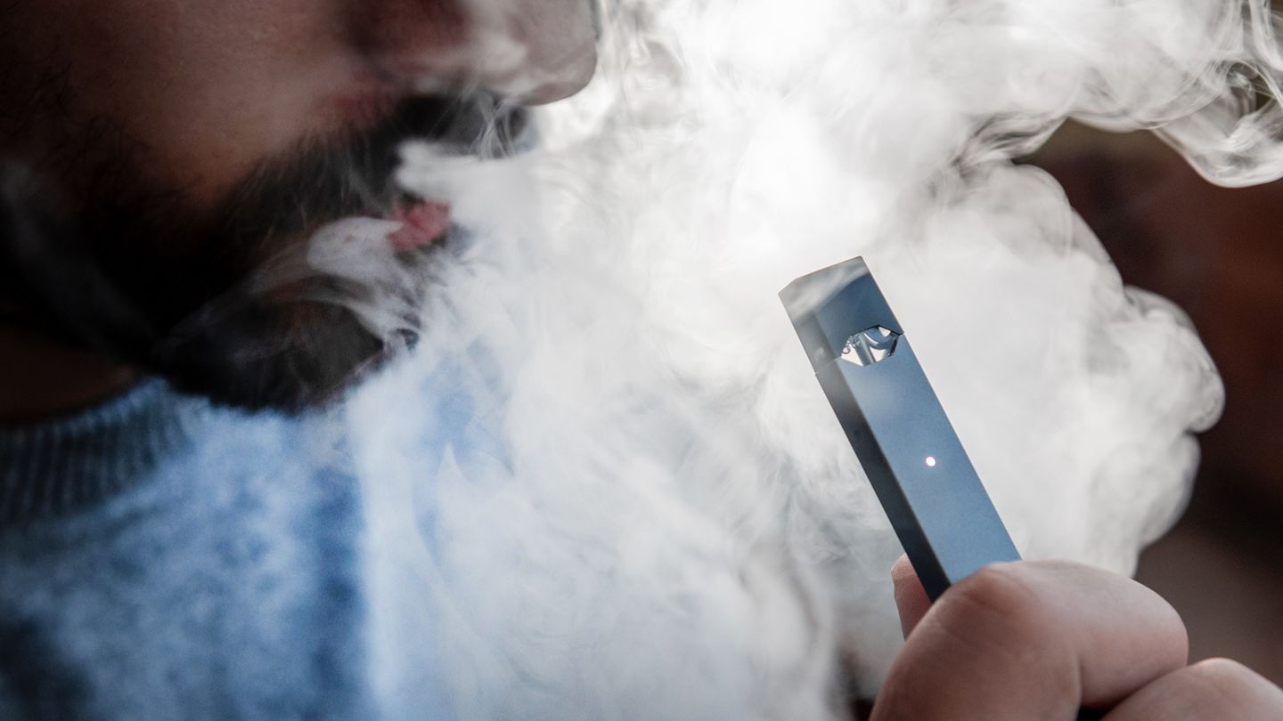 Ein Mann verwendet eine E-Zigarette des Herstellers Juul Labs