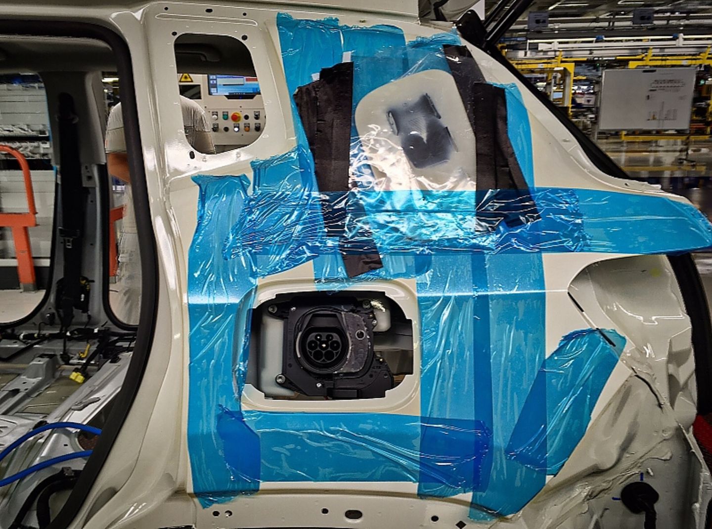 Jeep-Produktion in Melfi - Montage der Plug-In-Steckdose