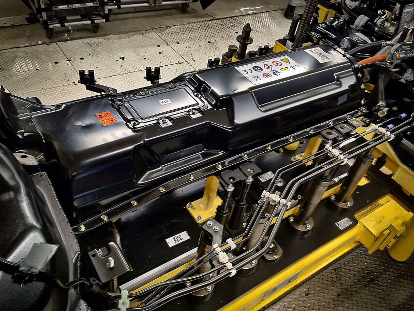 Jeep-Produktion in Melfi - das Batteriepacks im Unterboden