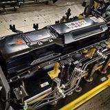 Jeep-Produktion in Melfi - das Batteriepacks im Unterboden