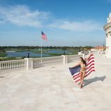 Bild 1 von 10 der Fotostrecke zum Klicken:   Foto-Shooting auf der Hotelterrasse des Trump National Doral: Nia Sanchez, die Miss USA 2014, zeigt sich mit Sternenbanner.