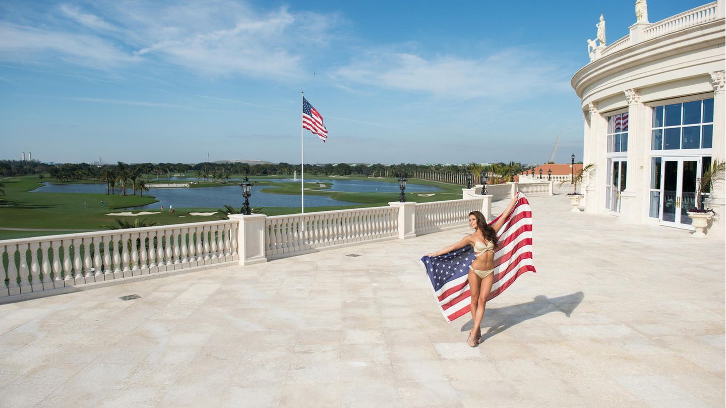 Bild 1 von 10 der Fotostrecke zum Klicken:   Foto-Shooting auf der Hotelterrasse des Trump National Doral: Nia Sanchez, die Miss USA 2014, zeigt sich mit Sternenbanner.