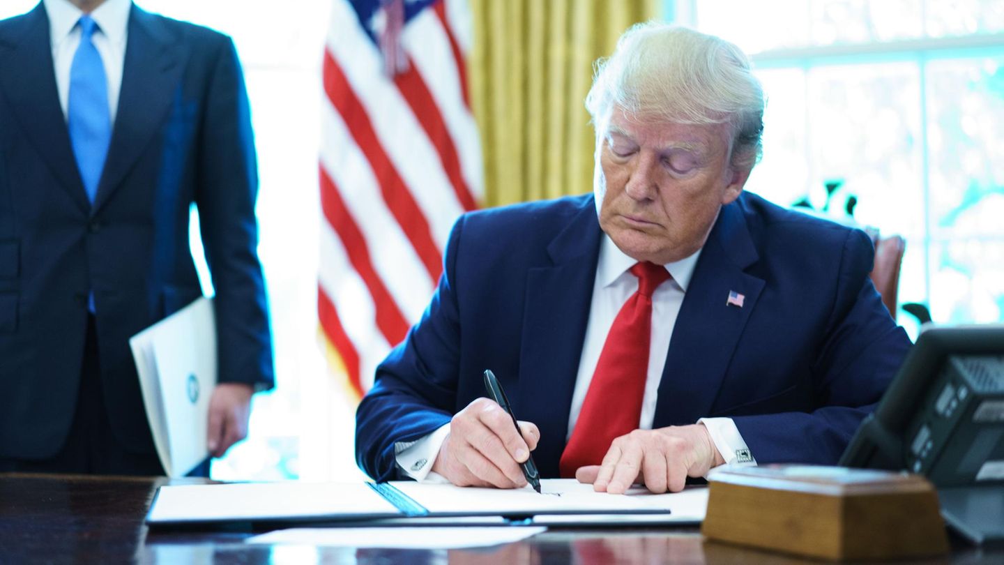 US-Präsident Donald Trump unterzeichnet ein Dekret