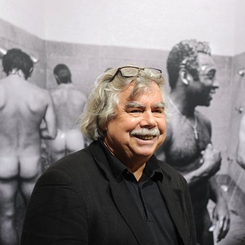 Volker Hinz vor seinem Fotos mit Pelé und Beckenbauer in der Dusche