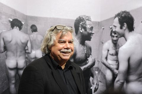 Volker Hinz vor seinem Fotos mit Pelé und Beckenbauer in der Dusche