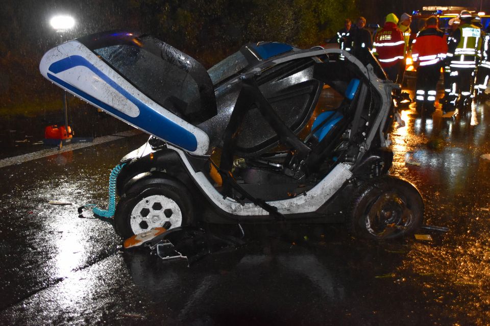 Nachrichten aus Deutschland – Tödlicher Auffahrunfall nahe Karlsruhe Das Elektrofahrzeug des Opfers steht an der Unfallstelle auf der B36