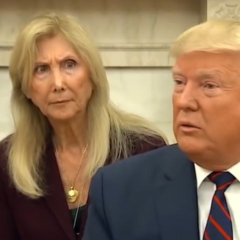Bei einem Treffen zwischen US-Präsident Donald Trump und Sergio Mattarella sorgt die Übersetzerin für Aufmerksamkeit.