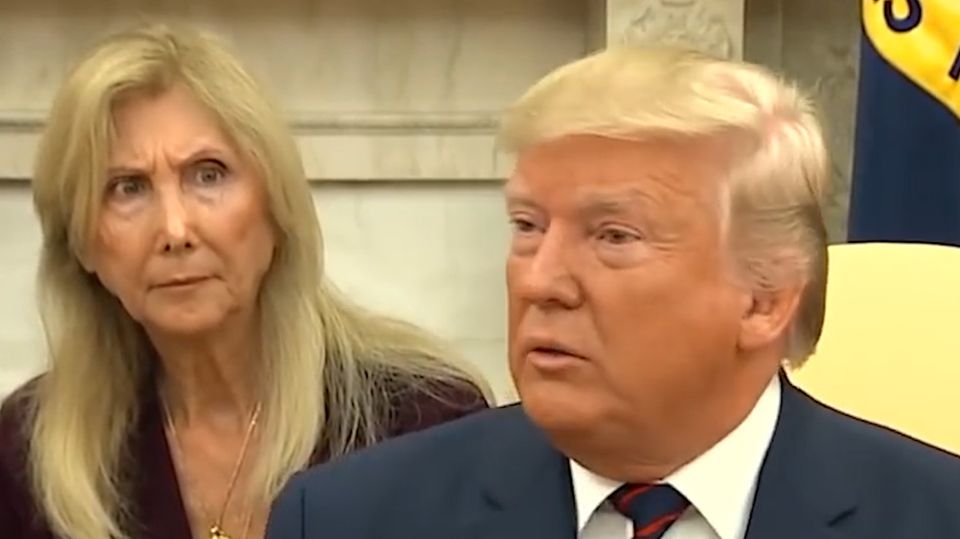Bei einem Treffen zwischen US-Präsident Donald Trump und Sergio Mattarella sorgt die Übersetzerin für Aufmerksamkeit.