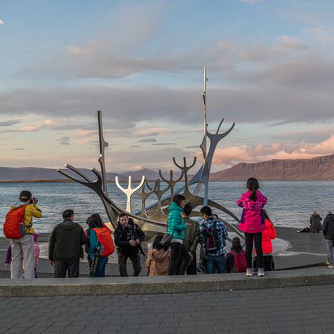 Die Skulptur Sófflar, ein beliebtes Fotomotiv, symbolisiert ein Wikingerschiff