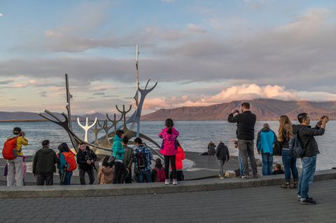 Die Skulptur Sófflar, ein beliebtes Fotomotiv, symbolisiert ein Wikingerschiff