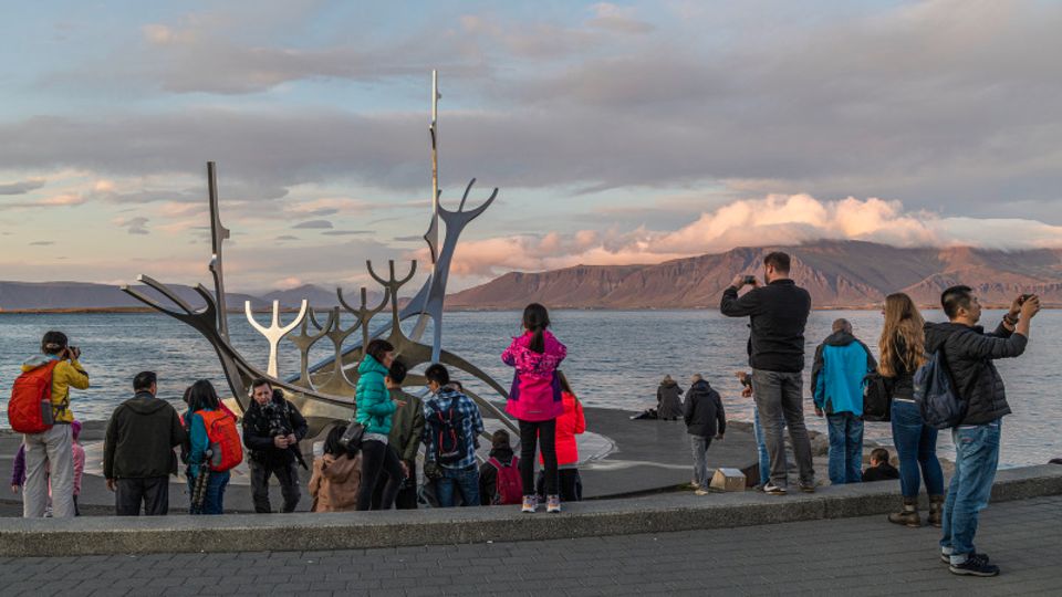 Die Skulptur Sófflar, ein beliebtes Fotomotiv, symbolisiert ein Wikingerschiff