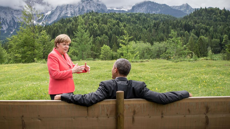 Bundeskanzlerin Angela Merkel und der damalige US-Präsidenten Barack Obama 2015 beim G7-Gipfel auf Schloss Elmau Bundeskanzlerin Angela Merkel und der damalige US-Präsidenten Barack Obama 2015 beim G7-Gipfel auf Schloss Elmau
