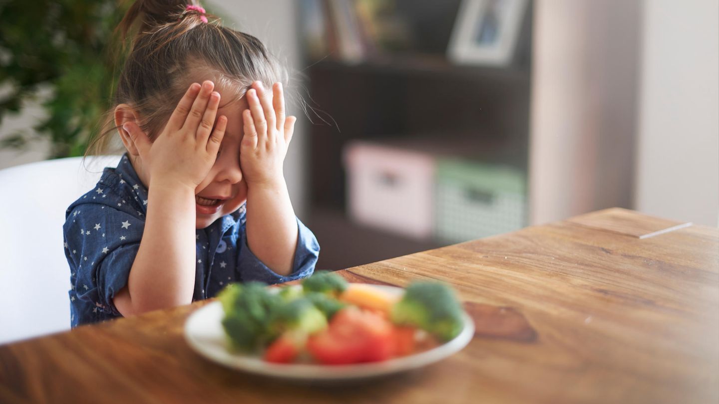 Ernährung: Versuchen Sie es immer wieder Es mag vielleicht masochistisch klingen, aber bereiten Sie immer wieder eine Portion Gemüse für sich zu. Eine kleine Menge ist ein guter Anfang. Studien haben ergeben, dass man Kindern ungeliebtes Obst oder Gemüse bis zu sieben Mal zum Probieren geben sollte, so dass sie es letztendlich mögen. Versuchen Sie es immer wieder Es mag vielleicht masochistisch klingen, aber bereiten Sie immer wieder eine Portion Gemüse für sich zu. Eine kleine Menge ist ein guter Anfang. Studien haben ergeben, dass man Kindern ungeliebtes Obst oder Gemüse bis zu sieben Mal zum Probieren geben sollte, so dass sie es letztendlich mögen.