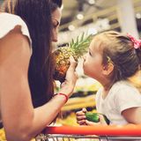 Machen Sie langsam  Fangen Sie mit einem Lebensmittel an, das Sie nicht mögen und nehmen Sie sich Zeit dafür. Es ist wichtig, Essgewohnheiten nicht abrupt über Bord zu werfen, sondern es langsam anzugehen.
