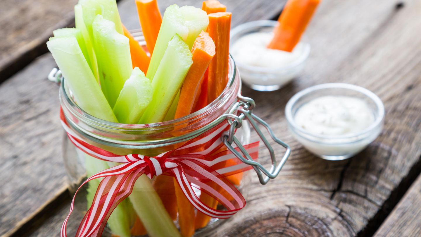 Gesunde Snacks immer griffbereit haben  Es hilft ungemein, wenn Sie Früchte, Gemüsesticks oder Nüsse immer in Reichweite haben. Ist dem nicht so, greifen Sie viel schneller zu Schokolade oder Kartoffelchips.