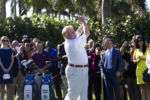 Donald Trump schwingt in seinem "Doral" Resort den Golfschläger (Archivbild)