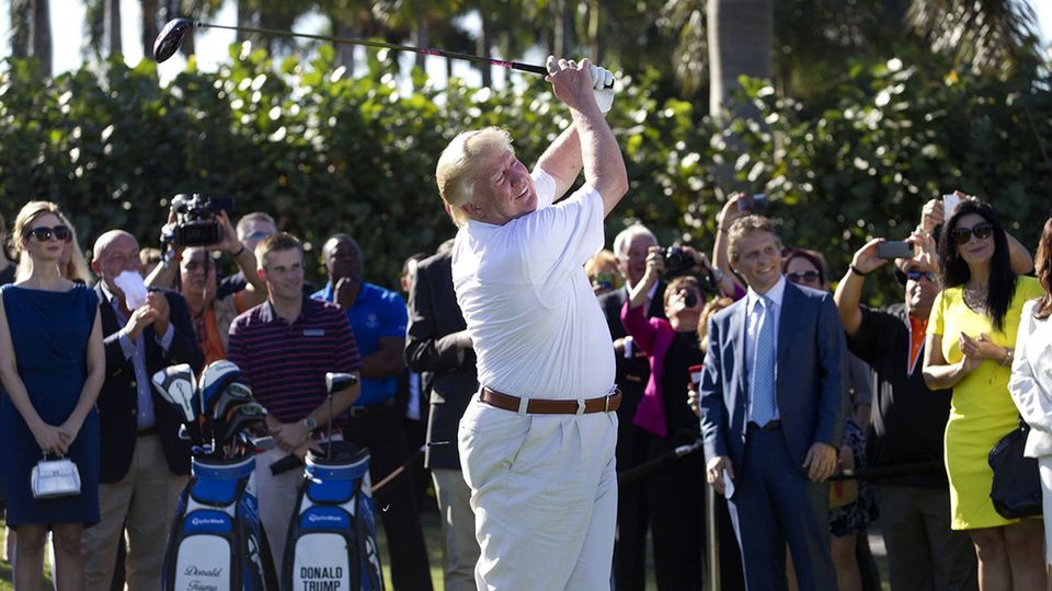 Donald Trump schwingt in seinem "Doral" Resort den Golfschläger (Archivbild)