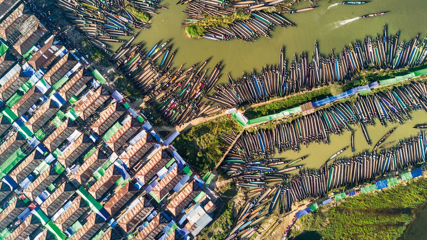 Langboote auf einem Markt in Nampan am Inle-See im Shan-Staat von Myanmar