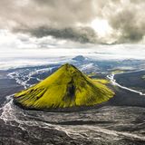 Der moosgrüne Vulkankegel des Mælifell in Hálendið, dem isländischen Hochland