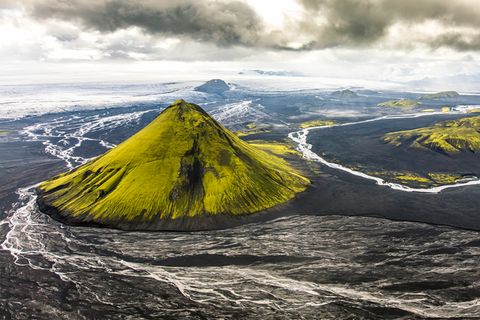 Der moosgrüne Vulkankegel des Mælifell in Hálendið, dem isländischen Hochland