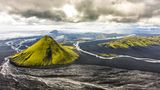 Der moosgrüne Vulkankegel des Mælifell in Hálendið, dem isländischen Hochland