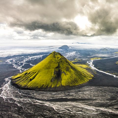 Der moosgrüne Vulkankegel des Mælifell in Hálendið, dem isländischen Hochland
