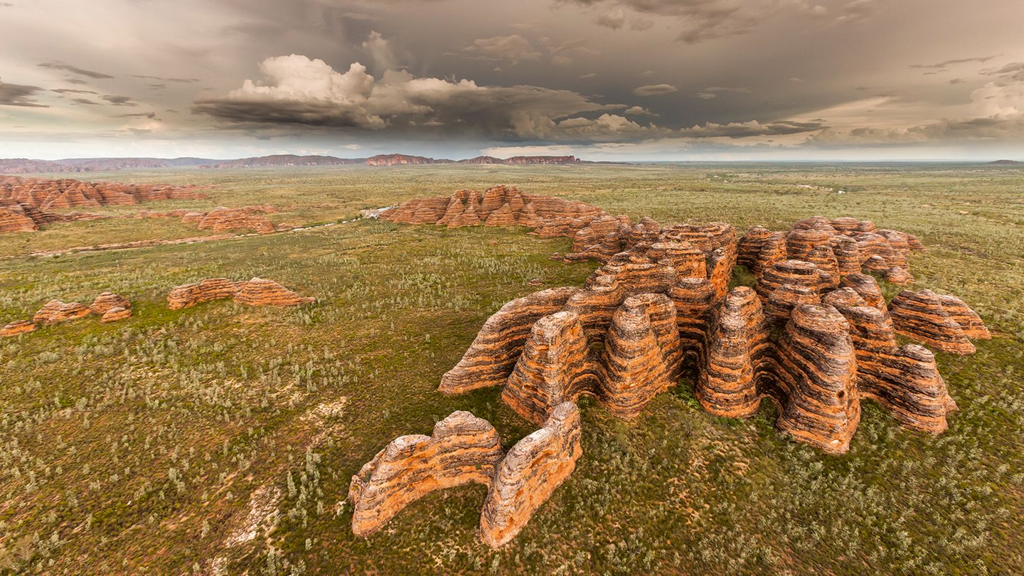 Bungle Bungle werden diese bienenstockartigen Felsformationen genannt. Sie entstanden durch natürliche Vorgänge und gehören zum Purnululu- Nationalpark in Westaustralien.