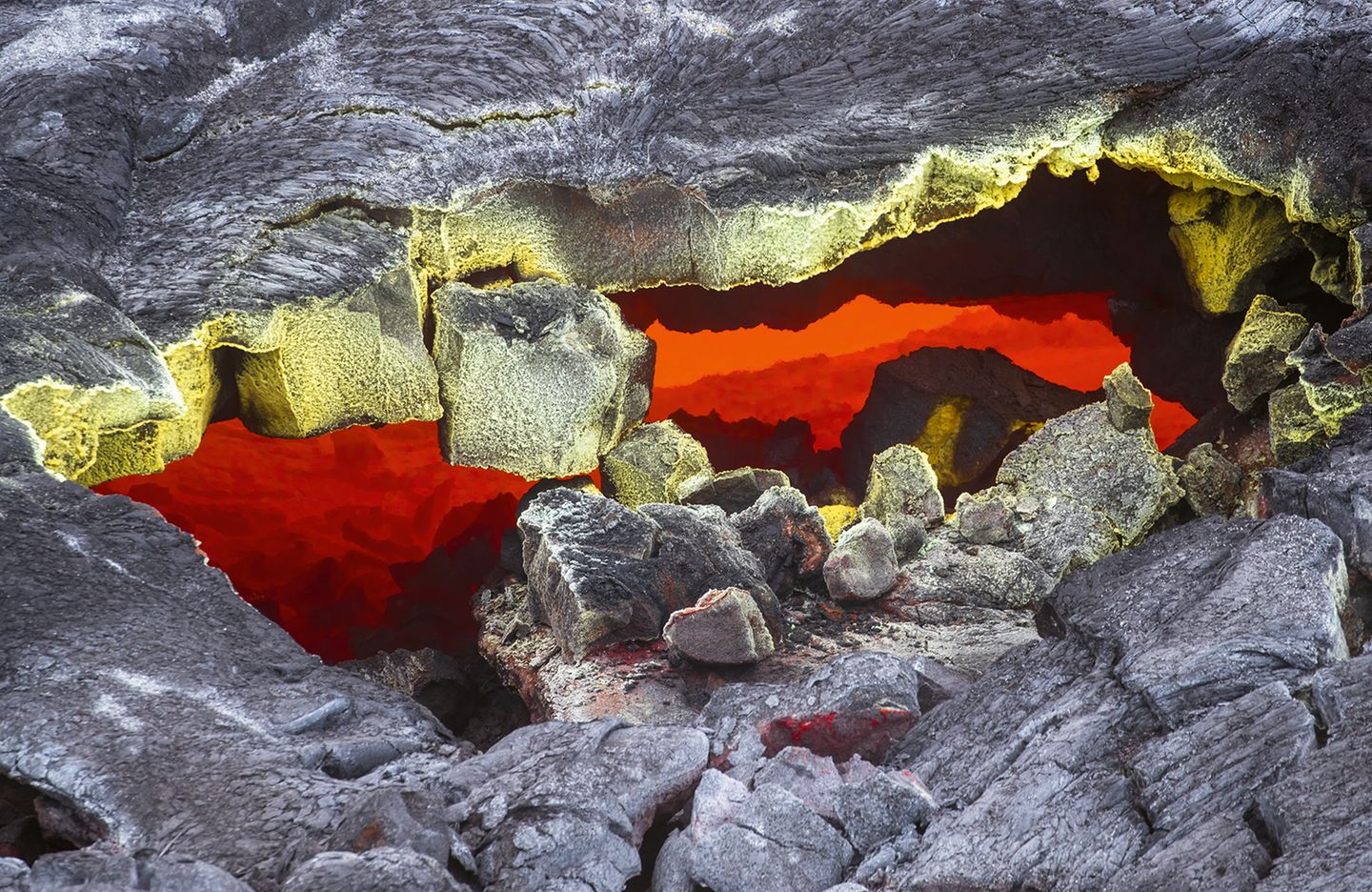 Der Vulkan Erta Ale in der Danakil-Senke. Unter der dünnen, erst kürzlich erkalteten Kruste fließt nach wie vor heiße Lava.