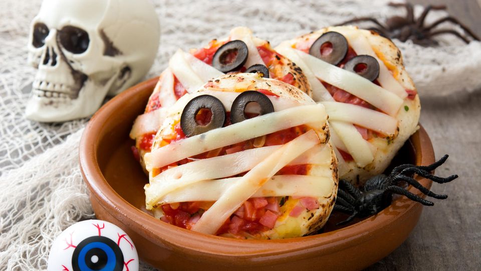 Mumien-Pizzen Käse-Pizza mit Augen