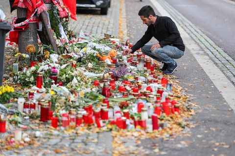 Izzet Cagac aus Halle vor dem Meer aus Kerzen und Blumen an der Gedenkstelle